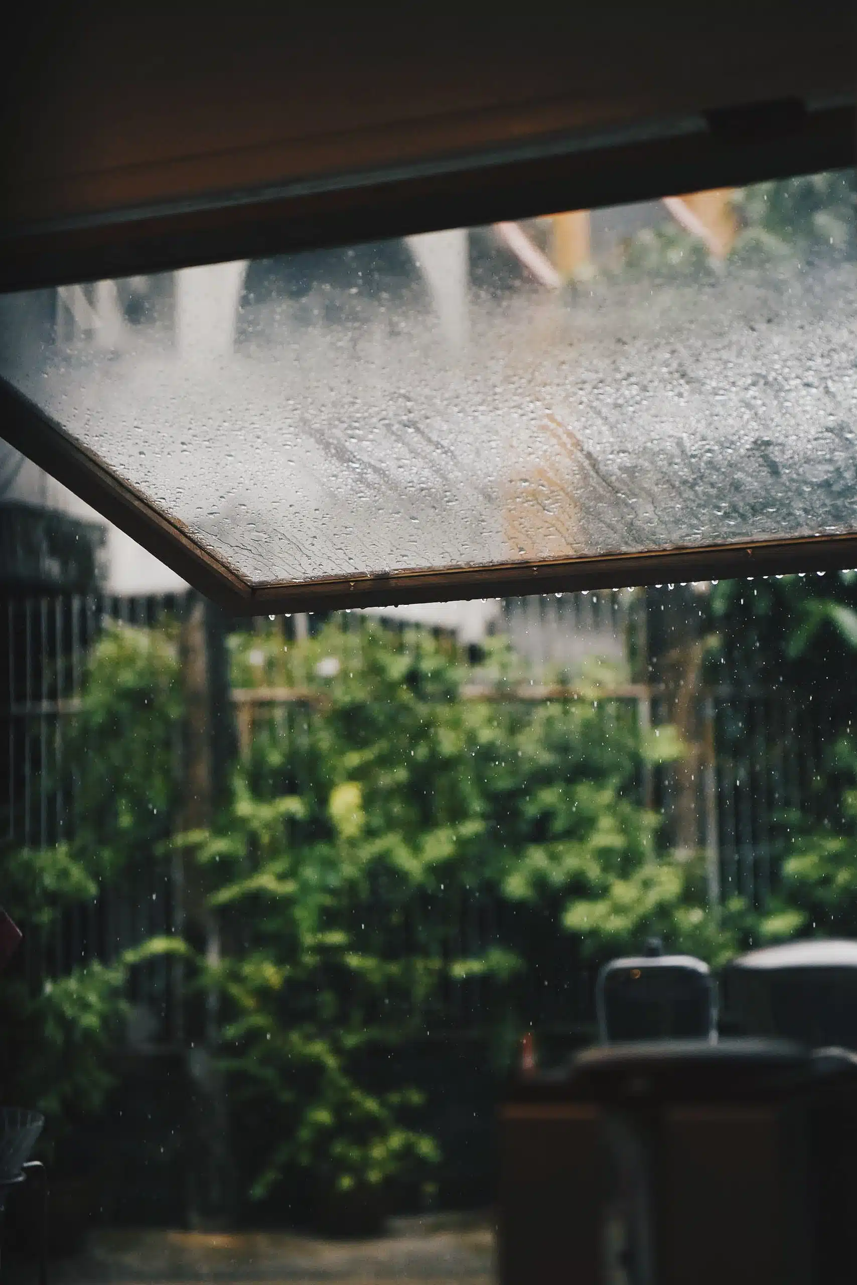 Pouring rain on the roof